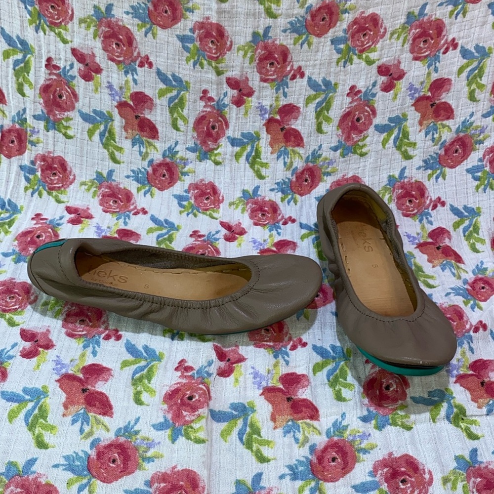 Size 7 Taupe Tieks